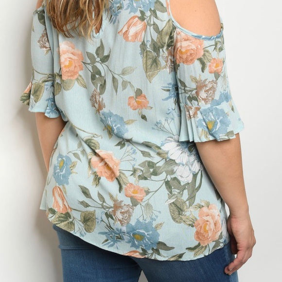 🌟PLUS SIZE🌟 Cold shoulder top - Picture 2 of 2